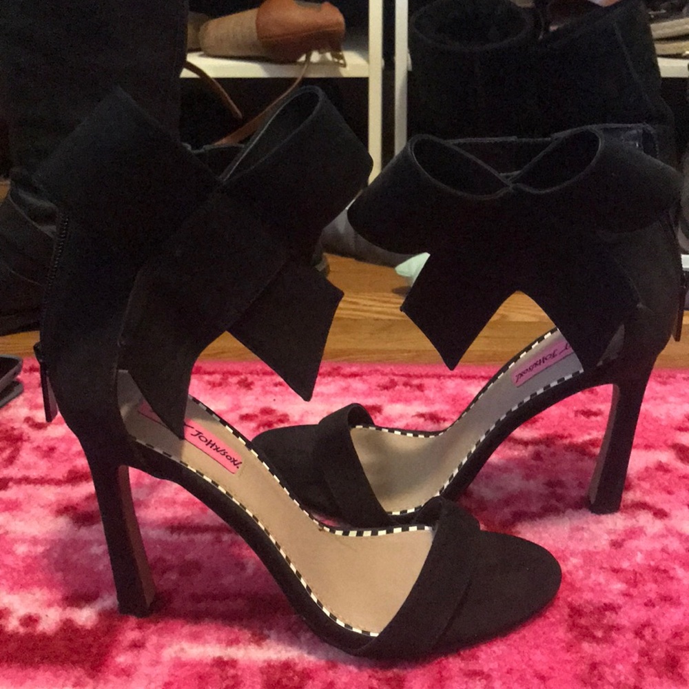 Betsey Johnson bow heels